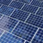 Fotovoltaický článek ☀️, také známý jako solární článek, je elektronická součástka ☀️, která generuje elektřinu, když je vystavena fotonům (částicím světla).