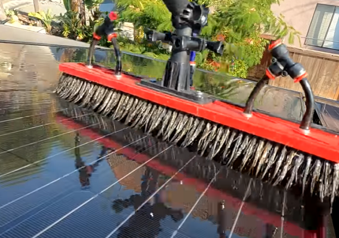 Kartáč pro čistění solárních panelů by měl mít měkké štětiny.