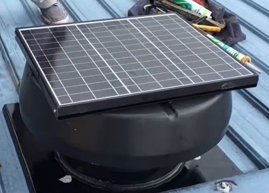 Ventilátor na střeše na solární pohon