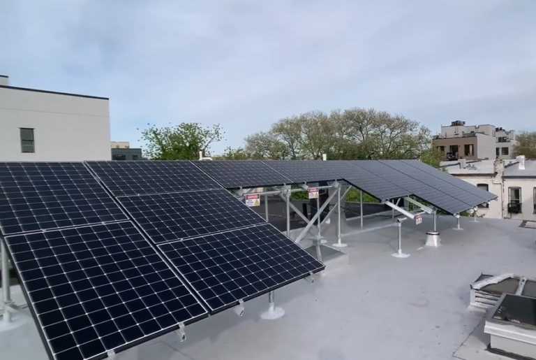 Solární panely můžete dát i na plochou střechu.