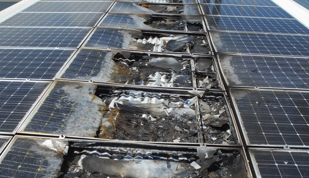 Solární panely se podle hasičů hasí velmi obtížně. Klasické hašení nepřichází v úvahu, protože zařízení pracuje s elektrickým proudem.