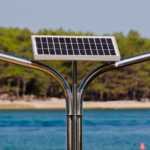 Solární sprcha může mít i malý solární panel, který vodu ohřívá