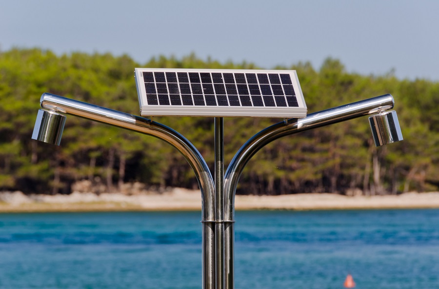 Solární sprcha může mít i malý solární panel, který vodu ohřívá