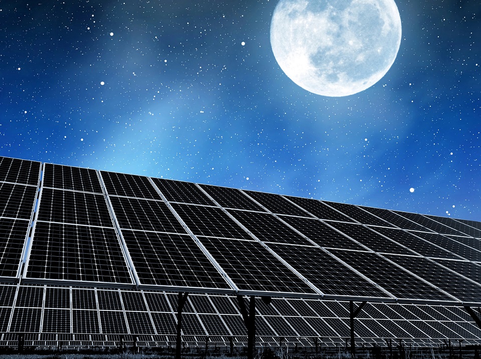 Jak je to se solárními panely v noci a při zataženém počasí?